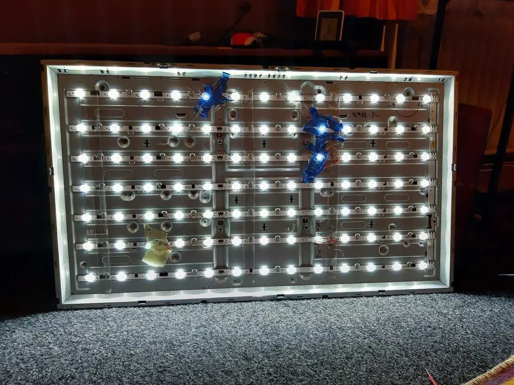 Ejemplo de retroiluminación para panel con bombillas LED
