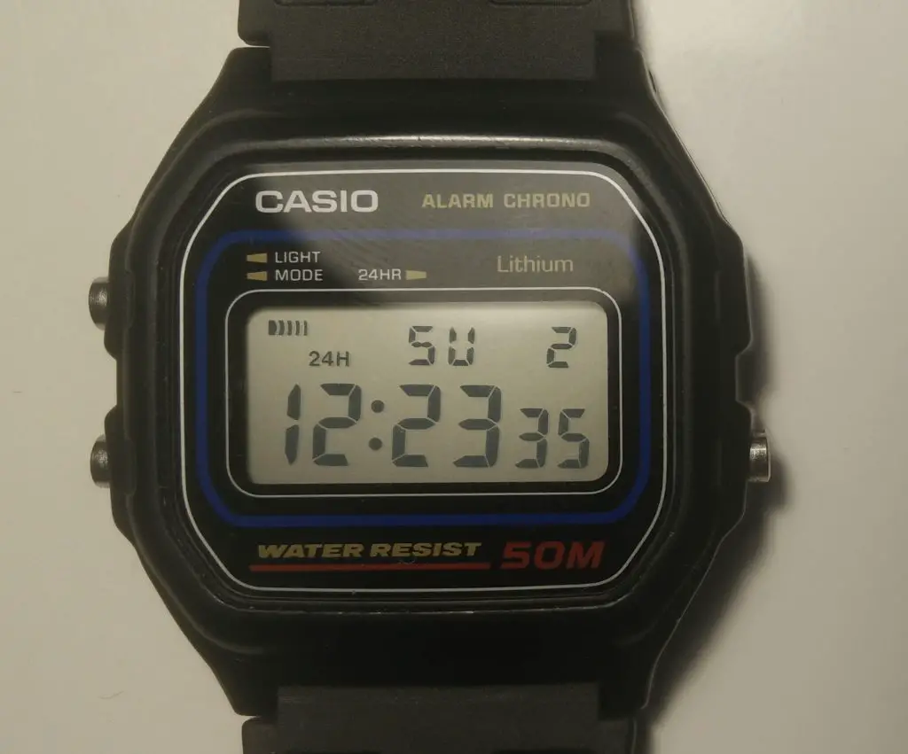 Pantalla LCD en blanco y negro en un reloj Casio