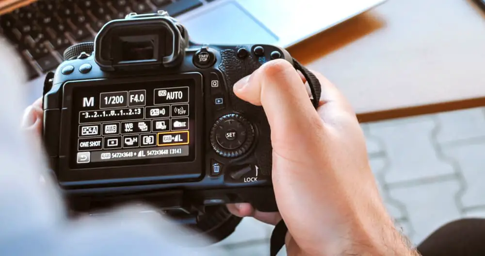 En tu cámara profesional de fotografía podrás decidir si usar sRGB, Adobe RHB o formato RAW