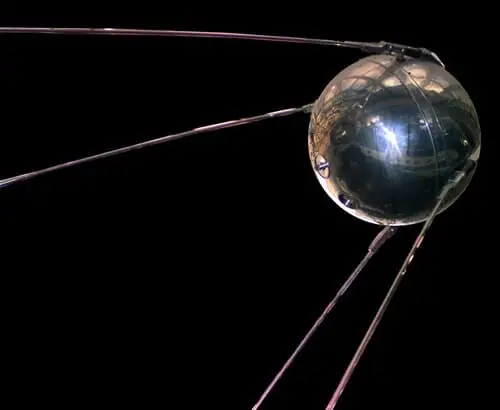 Sputnik 1 como primer satélite en orbitar la tierra